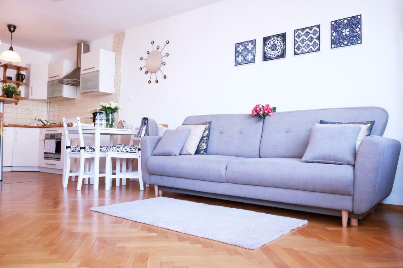 Apartment Cozy And Great Location By Cooee Warschau